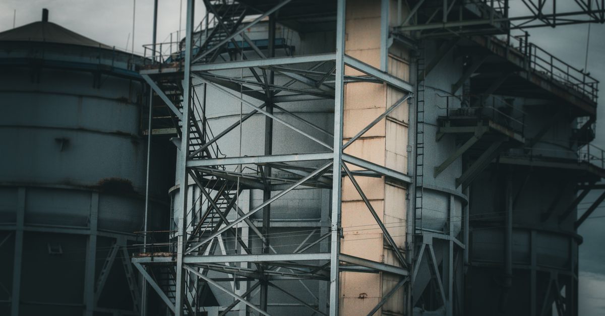 Estantería metálica de varios niveles con estructura reforzada en un depósito